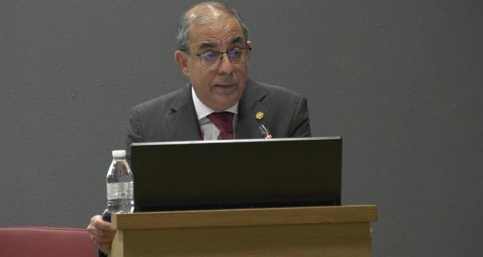 Imagen del rector en la defensa de su informe de sus diez años de gestión