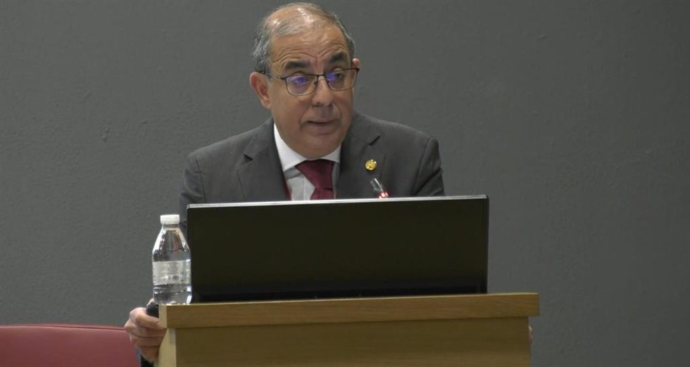 Imagen del rector en la defensa de su informe de sus diez años de gestión