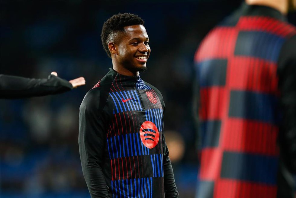 Archivo - Ansu Fati of FC Barcelona warms up during the Spanish League, LaLiga EA Sports, football match played between Real Sociedad and FC Barcelona at Reale Arena stadium on November 10, 2024, in San Sebastian, Guipuzcoa, Spain.
