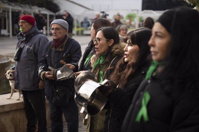 Manifestantes durante una cacerolada frente al Ayuntamiento de Benetússer.