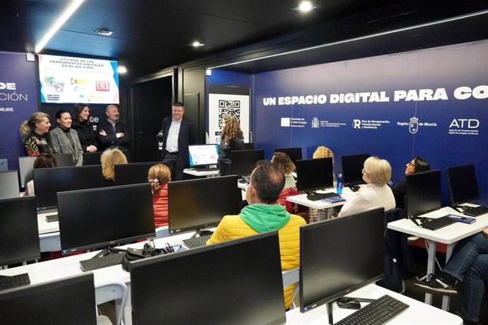 Imagen acerca de la campaña itinerante “Applícate: Sube, conecta y aprende”, que esta semana visita Santomera.