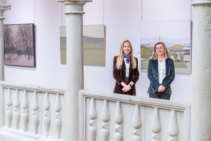 La presidenta del Parlamento, Marta Fernández, y la rectora, Eva Sanz