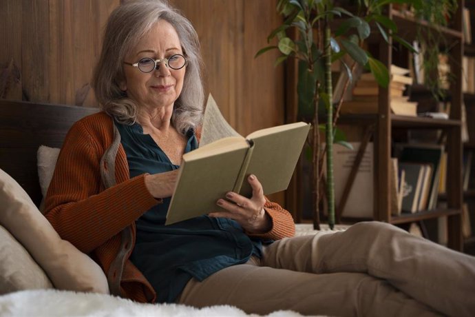 Mujer mayor leyendo