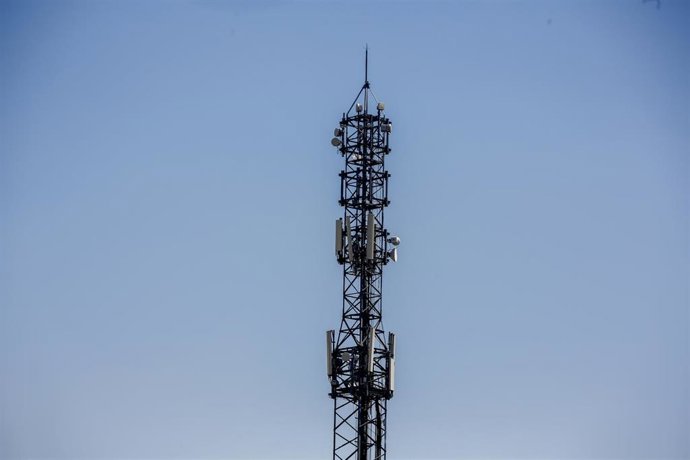 Archivo - Imagen de una antena de telefonía en la ciudad de Madrid.