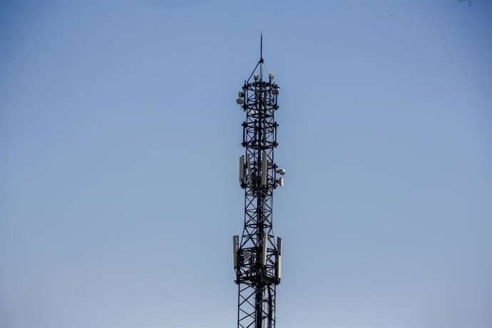 Archivo - Imagen de una antena de telefonía en la ciudad de Madrid.