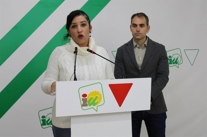 La coordinadora provincial de IU en Málaga, Toni Morillas, interviene en rueda de prensa junto al coordinador regional de la formación y diputado de Sumar en el Congreso, Toni Valero.
