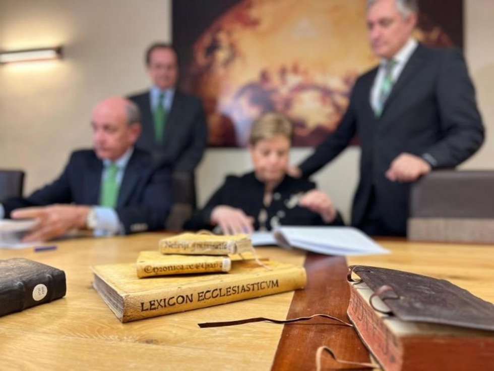 El consejero de Cultura, Turismo, Deporte y Juventud, José Luis Pérez Pastor, junto al director de la Fundación Iberdrola España, Ramón Castresana; renuevan el convenio de colaboración entre ambas entidades