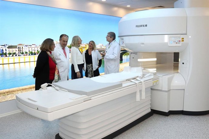 Archivo - La consejera de Salud y Consumo de la Junta de Andalucía, Rocío Hernández, visita la primera resonancia magnética abierta de alta intensidad de la sanidad pública andaluza en el Hospital Universitario Virgen de Macarena.