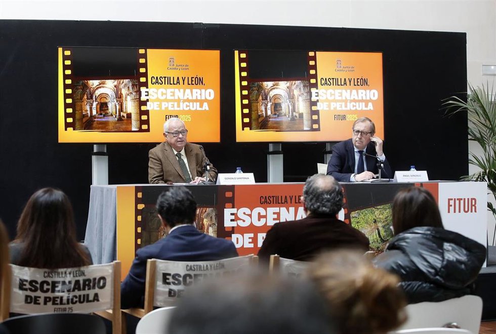 El consejero de Cultura, Gonzalo Santonja, y el director general de Turismo, Ángel González Pieras,en la presentación de la propuesta de la Junta para Fitur 2025.