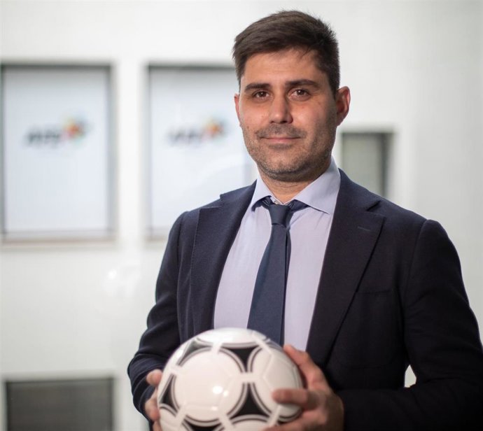 Archivo - El presidente de la Asociación de Futbolistas Españoles (AFE), David Aganzo, posa con un balón de fútbol en la sede del sindicato en Madrid.