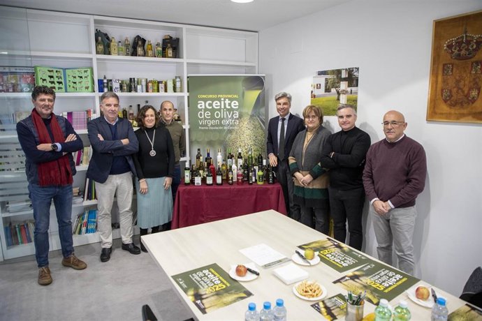El delegado de Infraestructuras, Sostenibilidad y Agricultura en la institución provincial, Andrés Lorite (centro), junto al jurado de expertos de la cata final.