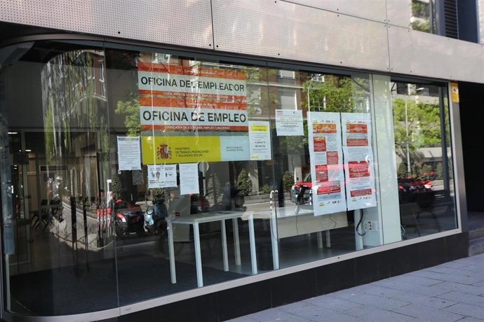 Archivo - Oficina de Empleo en la capital dos días después de que se conociese por datos de la Encuesta de Población Activa (EPA) que el paro subió en 121.000 personas en el primer trimestre del año, lo que supone un 3,8% más que en el trimestre anterior,