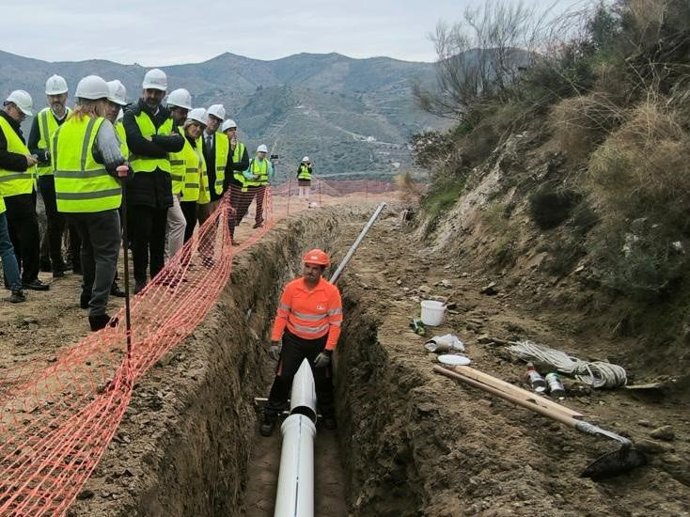 El consejero de Agricultura, Pesca, Agua y Desarrollo Rural, Ramón Fernández-Pacheco, visita las obras que se están desarrollando desde la Estación Depuradora de Aguas Residuales (EDAR) de La Herradura para llevar el agua depurada a los cultivos.