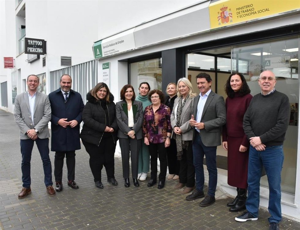 La consejera de Empleo, Rocío Blanco, en la oficina de Conil de la Frontera.