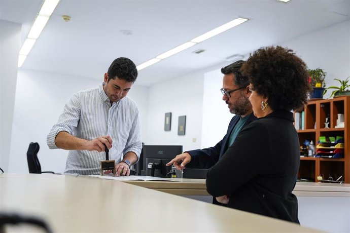 Archivo - Los portavoces de Adelante Andalucía, José Ignacio García (2d) y Maribel Mora (1d), en una foto de archivo en el registro del Parlamento.
