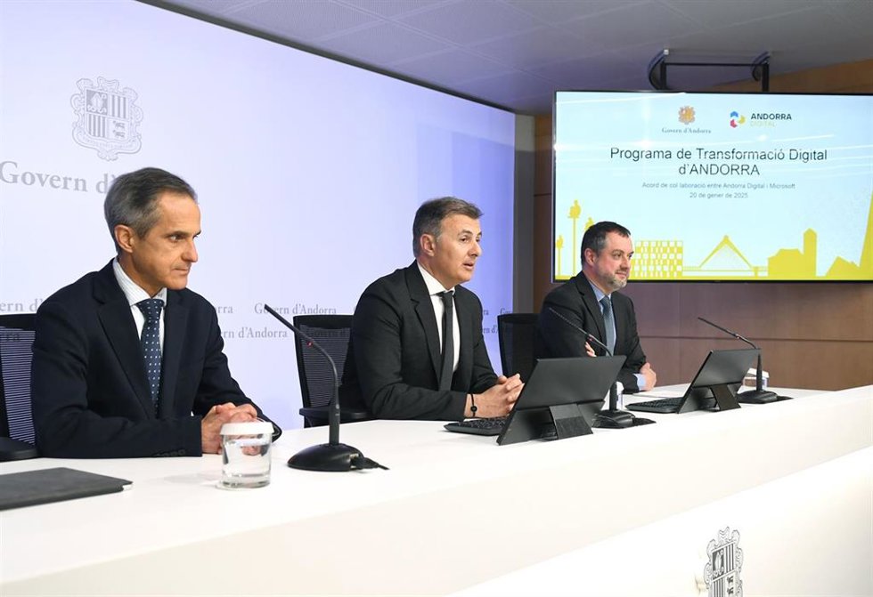 Vicente, Rossell y Hernández durante la rueda de prensa de este lunes.