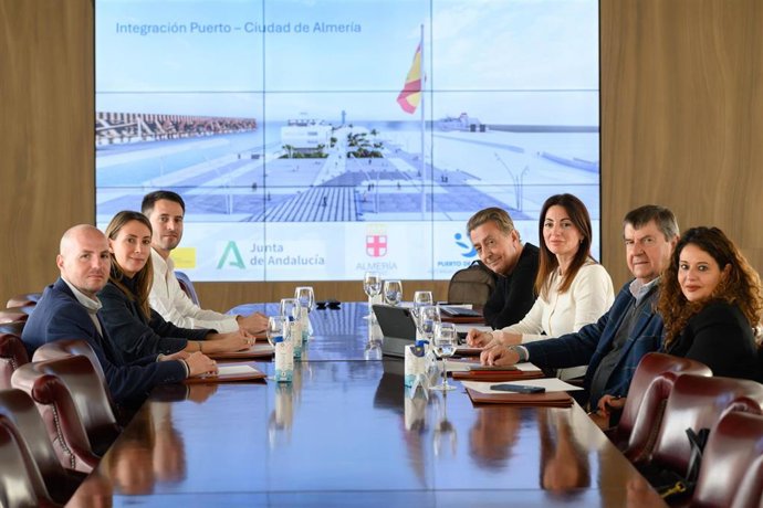 La presidenta de la Autoridad Portuaria de Almería, Rosario Soto, se reúne con la vicepresidenta ejecutiva de Grupo Cosentino, Pilar Martínez-Cosentino.