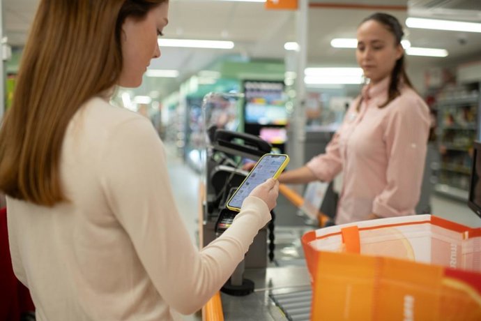 Archivo - Clienta de Consum