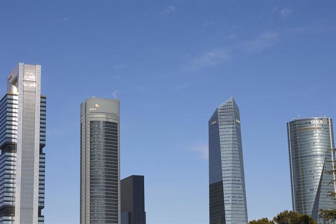Archivo - Vista de las 5 torres en el complejo Cuatro Torres Business Area en el barrio de La Paz