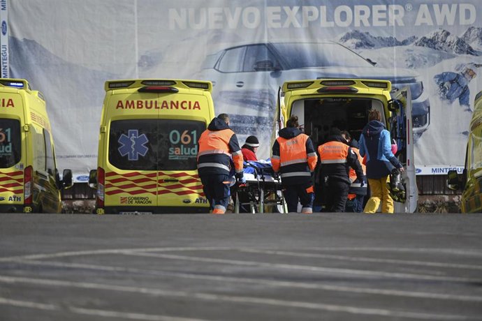 Varias personas llevan a un herido a una ambulancia en la estación de esquí de Astún, a 18 de enero de 2025, en Jaca, Huesca