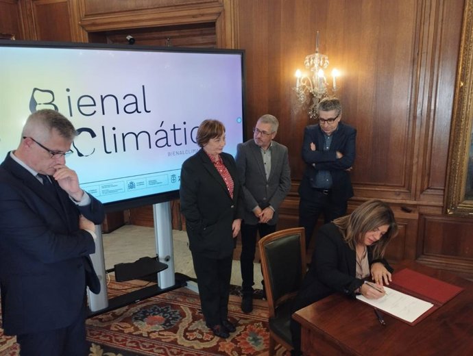Firma del protocolo de la 'Bienal Climática' que se va a celebrar en 2026 en Avilés y distintos puntos de Asturias.