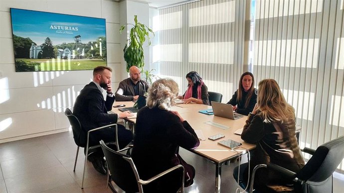 Reunión del concejal de Urbanismo y Festejos del Ayuntamiento de Gijón, Jesús Martínez Salvador, y la vicealcaldesa gijonesa y concejala de Economía, Empleo, Turismo e Innovación, Ángela Pumariega, con la viceconsejera de Turismo, Lara Martínez.