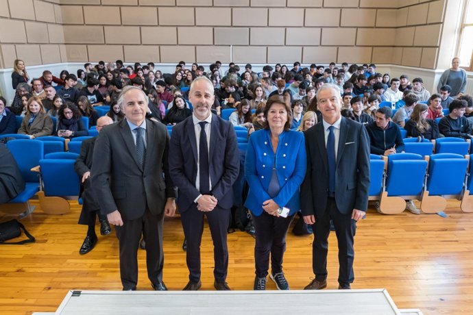 Encuentro entre alumnos de bachillerato y miembros de la RAI en el IES Santa Clara
