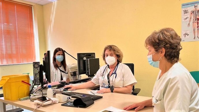 Archivo - Imagen de archivo de profesionales de medicina y enfermería en una consulta de un Centro de Especialidades.