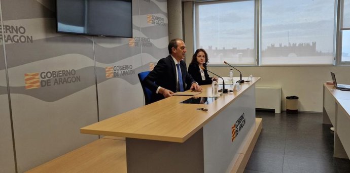 El consejero de Sanidad, José Luis Bancalero Flores, y la directora de Atención Hospitalaria del SALUD, Sara Guillén Lorente, este lunes en rueda de prensa.