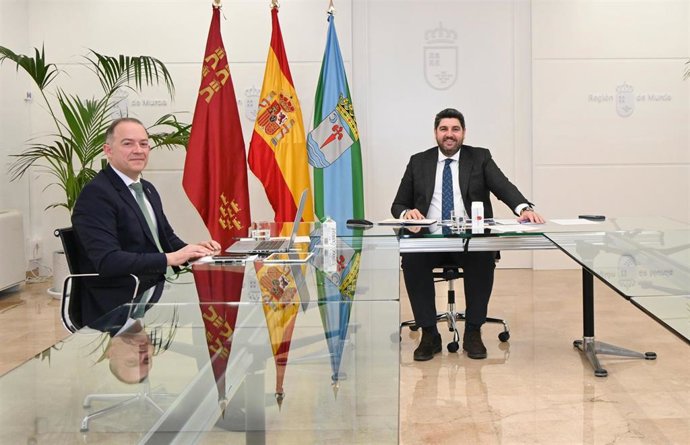 El presidente de la Comunidad, Fernando López Miras, y el alcalde de Abarán, Jesús Gómez, durante una reunión en el Palacio de San Esteban