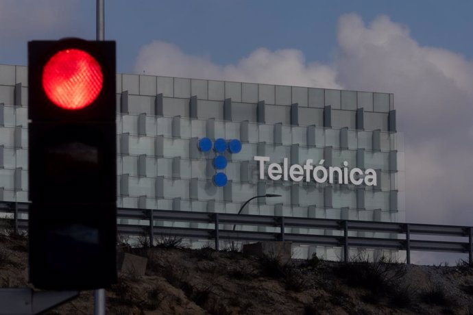 Archivo - Fachada de la sede de Telefónica, a 7 de noviembre de 2024, en Madrid (España). Telefónica registró un beneficio neto atribuido de 989 millones de euros en los tres primeros trimestres del ejercicio, un 21,7% menos en comparación con los 1.262 m