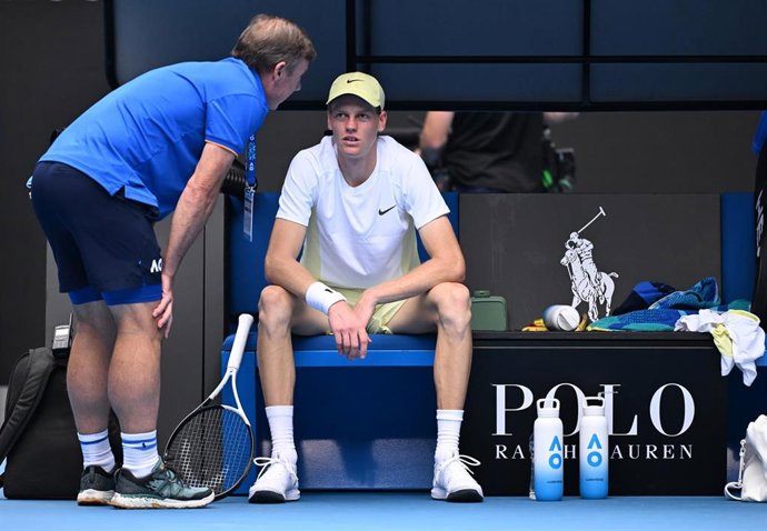 El tenista italiano Jannik Sinner recibiendo atención médica durante el partido de octavos de final ante Holger Rune.