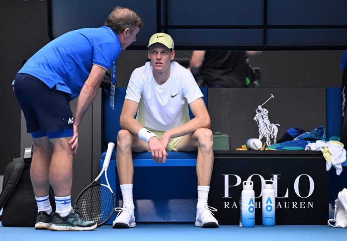 20 January 2025, Australia, Melbourne: Italian tennis player Jannik Sinner takes medical time out during his round 4 match against Danish tennis player Holger Rune during the 2025 Australian Open at Melbourne Park. Photo: James Ross/AAP/dpa