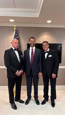 El presidente del Consejo de Administración de Banco Azteca, Alejandro  Valenzuela, y Luis Echarte, vicepresidente de Relaciones Internacionales durante el evento. 