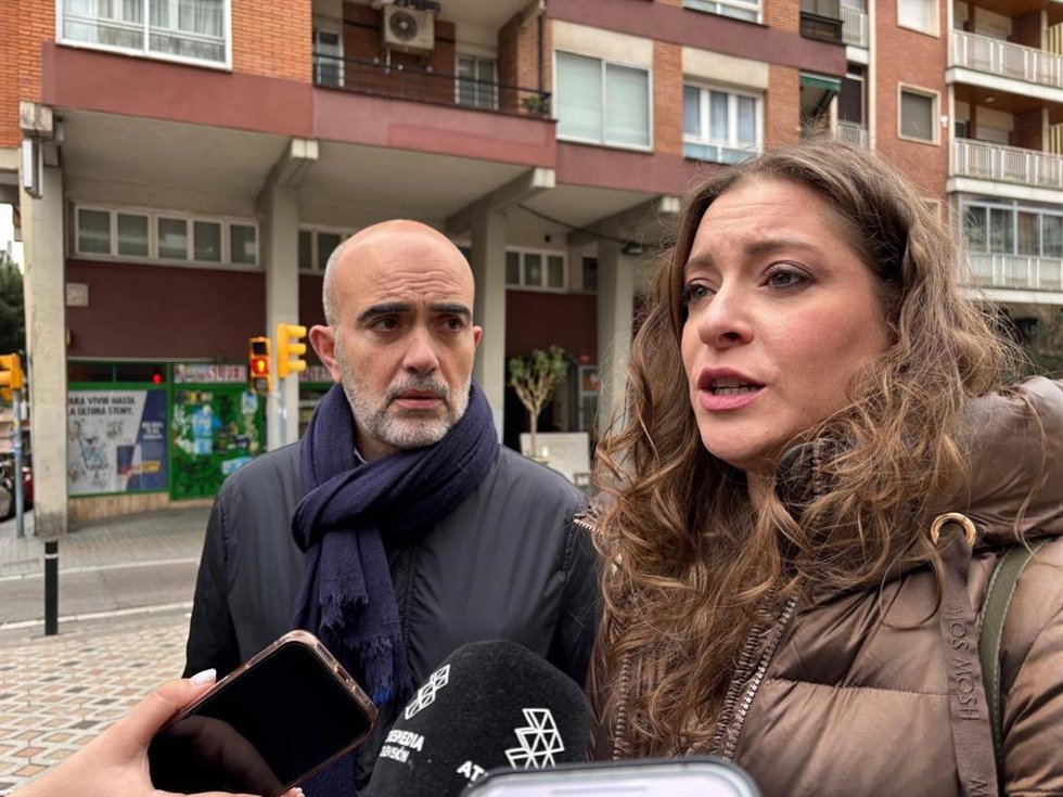 La vicesecretaria de Sanidad y Educación del PP, Ester Muñoz, junto al líder del grupo en el Ayuntamiento de Barcelona, Dani Sirera, este lunes