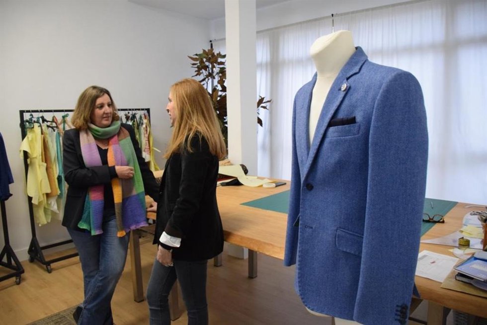 La Cerámica De Talavera De La Reina Inspira El Diseño De Las Chaquetas Del Personal De Castilla-La Mancha En FITUR De La Mano De Miriam Márquez.