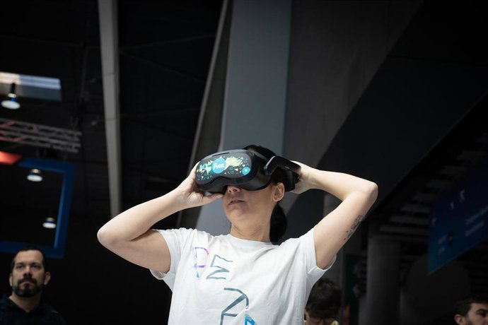 Archivo - Una mujer con gafas virtuales