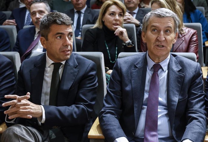 El presidente del Partido Popular, Alberto Núñez Feijóo, y el president de la Comunidad Valenciana, Carlos Mazón, durante un encuentro empresarial, en la sede de la CEV