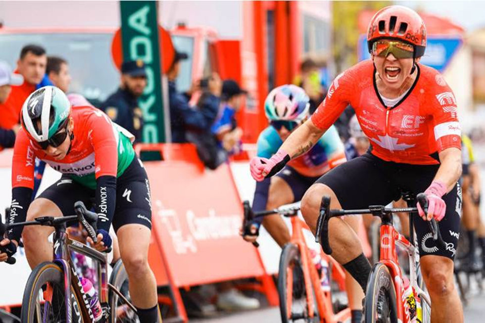 Archivo - Alison Jackson celebra su victoria en la segunda etapa de la Vuelta Femenina by Carrefour 2024