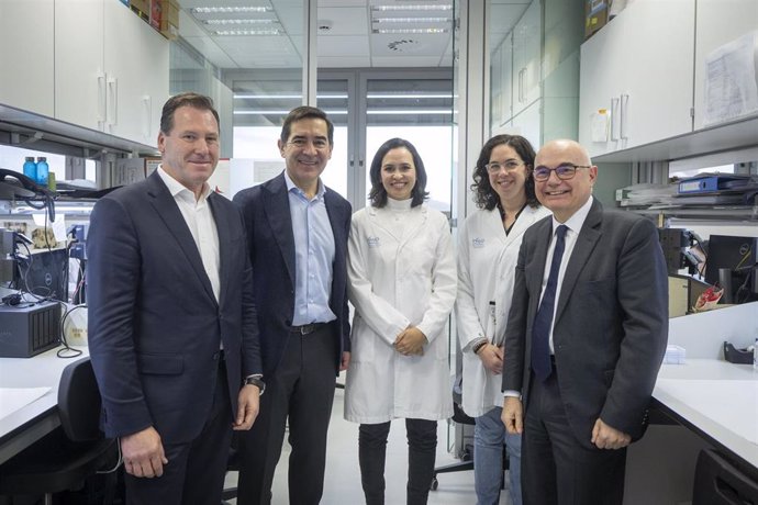 Francisco Pla, director regional de BBVA Catalunya; Carlos Torres Vila, presidente de BBVA y de la Fundación BBVA; Alena Gros, jefa de Inmunoterapia e Inmunología de Tumores del Vhio; Inmaculada Creus, investigadora; y Josep Tabernero, director del Vhio