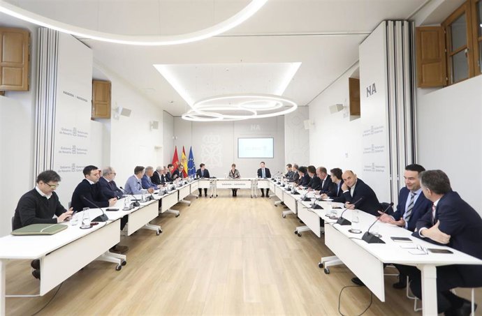 El consejero Mikel Irujo, la Presidenta María Chivite e Ingo Stender, en la reunión mantenida esta mañana con representantes de una veintena de multinacionales alemanas en el Palacio de Navarra.