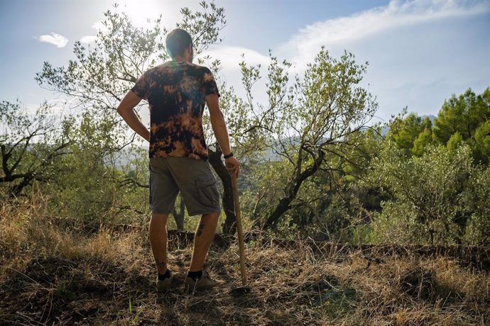 Un pagès en una de les terres de la Diputació de Barcelona