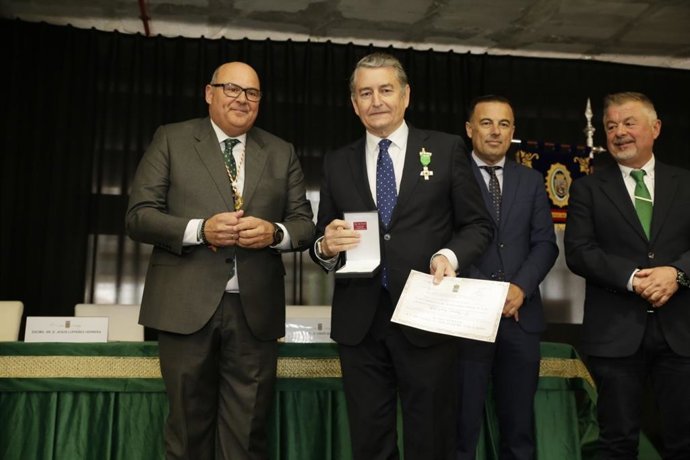 El consejero de la Presidencia, Interior, Diálogo Social y Simplificación Administrativa, Antonio Sanz, acompañado por Jesús Lupiáñez, alcalde de Vélez-Málaga, ha recibido este lunes la Medalla al Mérito Policial de la Policía Local de esta localidad.