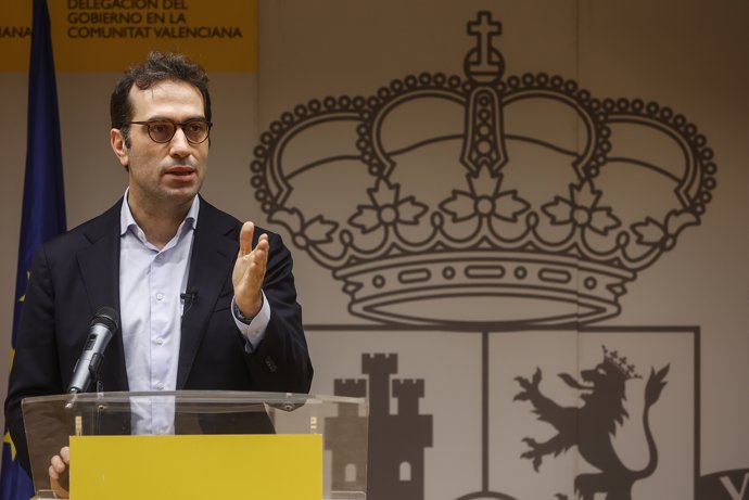 El ministro de Economía, Comercio y Empresa, Carlos Cuerpo, durante una jornada de trabajo donde se reúne con asociaciones de empresarios, comerciantes e industria para hacer seguimiento de la situación económica tras la DANA, a 17 de enero de 2025, en 