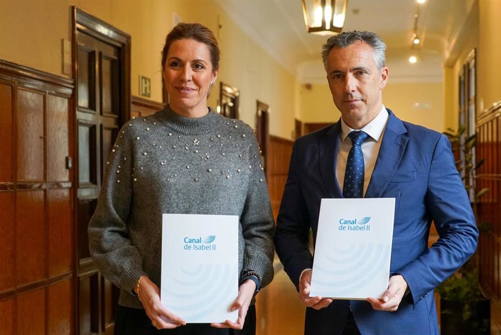 Archivo - La alcaldesa de Pozuelo de Alarcón, Paloma Tejero, y el consejero de Medio Ambiente, Agricultura e Interior, Carlos Novillo, en la entrega del convenio por el que el Canal de Isabel II asume el alcantarillado de la localidad, en Madrid.
