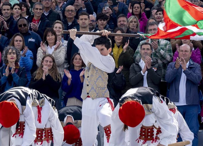 El lehendakari, Imanol Pradales, y el presidente del EBB, Andoni Ortuzar, en un acto político