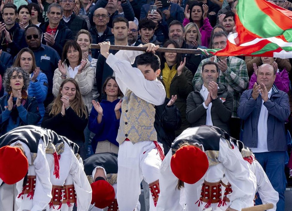El lehendakari, Imanol Pradales, y el presidente del EBB, Andoni Ortuzar, en un acto político