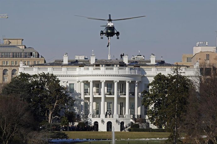 El helicóptero presidencial despega de la Casa Blanca