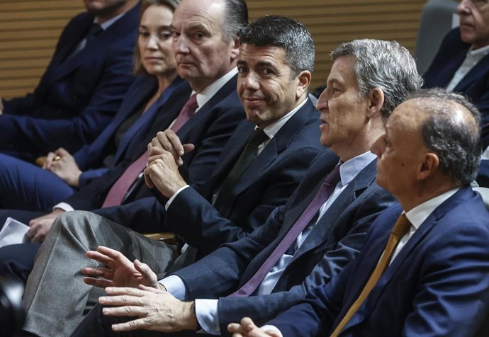 El presidente del Partido Popular, Alberto Núñez Feijóo, el president de la Comunidad Valenciana, Carlos Mazón, y el presidente de la CEV, Salvador Navarro, durante un encuentro empresarial, en la sede de la CEV