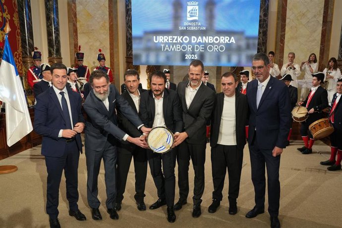 Los ganadores del Tambor de Oro, junto al lehendakari, Imanol Pradales, y el alcalde de San Sebastián, Eneko Goia.